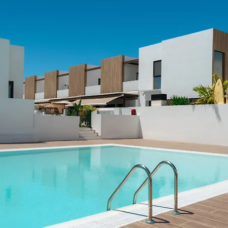 度假居 El Palmeral - With Terrace And Pool In 科拉雷侯